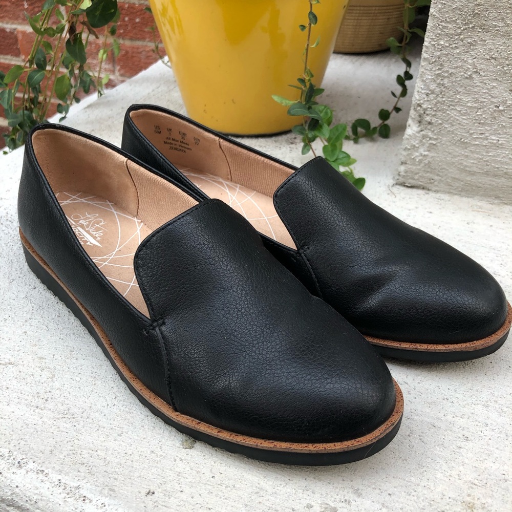 Black Leather Naturalizer Loafers